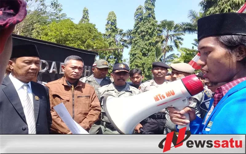 Aktivis PMII Demo Kantor DPRD Bondowoso