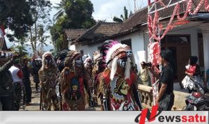 Koran Bekas di jadikan  kostum  Karnival meriahkan HUT RI Ke-74