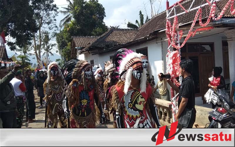 Koran Bekas di jadikan  kostum  Karnival meriahkan HUT RI Ke-74