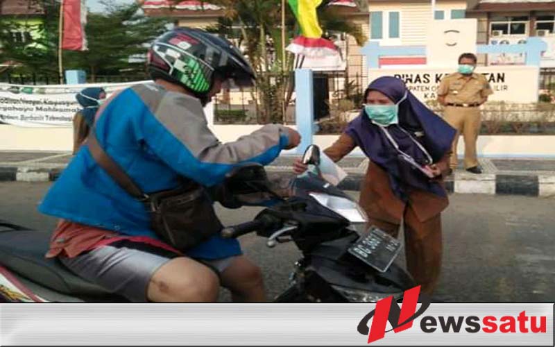 Sikapi Dampak Kabut Asap, Dinkes OKI Bagikan Masker Secara Gratis