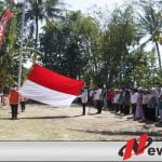 Warga Bondowoso Gelar Upacara Bendera Dengan Kostum Unik
