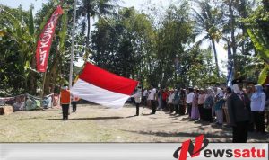 Warga Bondowoso Gelar Upacara Bendera Dengan Kostum Unik