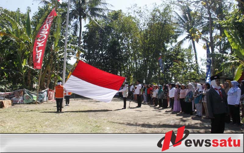 Warga Bondowoso Gelar Upacara Bendera Dengan Kostum Unik