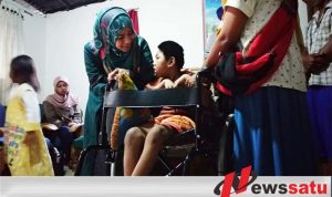 Anak Lumpuh Di Bondowoso Dapat Kursi Roda Gratis