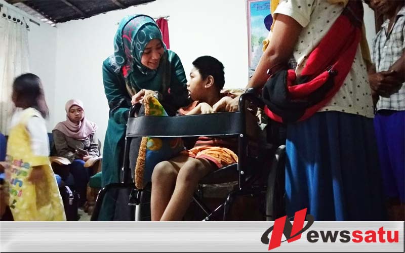 Anak Lumpuh Di Bondowoso Dapat Kursi Roda Gratis