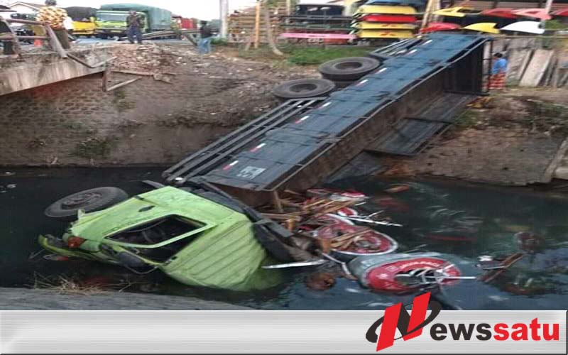 Diduga Sopir Mengantuk, Truk Tronton Di Probolinggo Terjun Bebas Ke Sungai