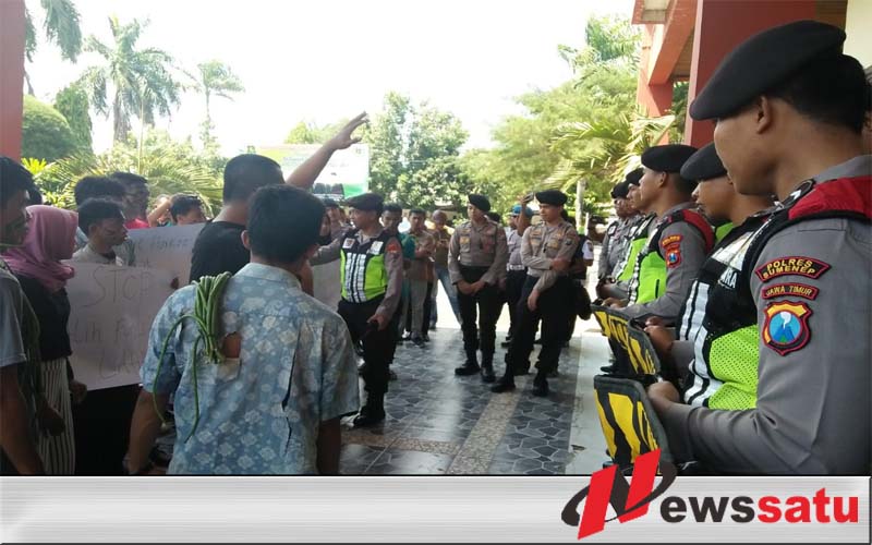 Mahasiswa Sumenep Demo Kantor DPRD