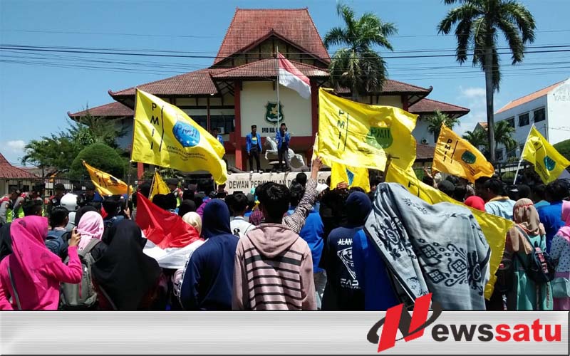 PMII Sumenep Gruduk Kantor DPRD
