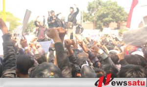 Tolak RUU KPK Dan KUHP, Ratusan Mahasiswa Di Bondowoso Demo Kantor DPRD