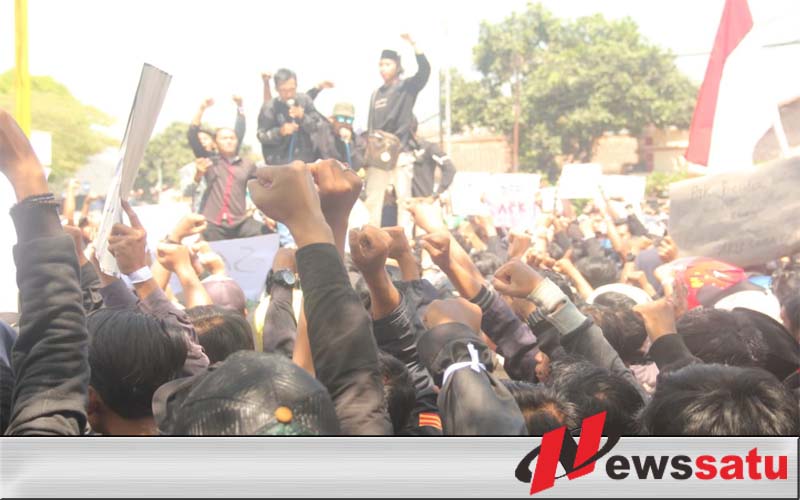 Tolak RUU KPK Dan KUHP, Ratusan Mahasiswa Di Bondowoso Demo Kantor DPRD
