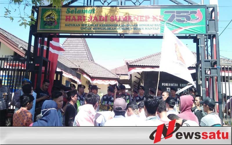 Aktivis Kepulauan Demo Ke Kantor Dispendukcapil Sumenep