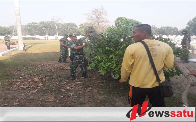 Korem 082 CPYJ Bersih-Bersih Taman Makam Pahlawan