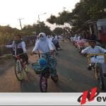 Meriahkan HSN, Santri Di Bondowoso Kirab Sepeda  Ontel