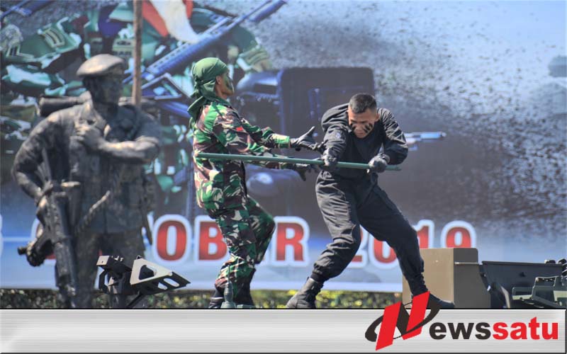 Parade Defile Dan Drama Kolosal, Ramaikan HUT TNI Ke-74 Di Makodam V Brawijaya