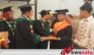 Ratusan Mahasiswa STKIP PGRI Sumenep Di Wisuda