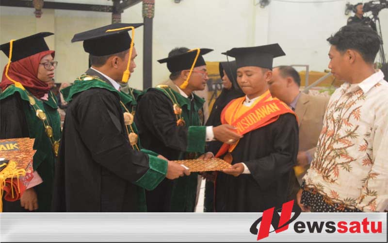 Ratusan Mahasiswa STKIP PGRI Sumenep Di Wisuda