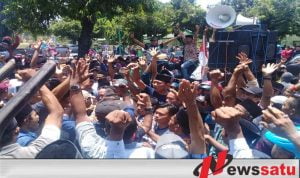 Tak Lolos Seleksi Cakades, Ratusan Warga Juruan Laok Geruduk Kantor DPRD Sumenep