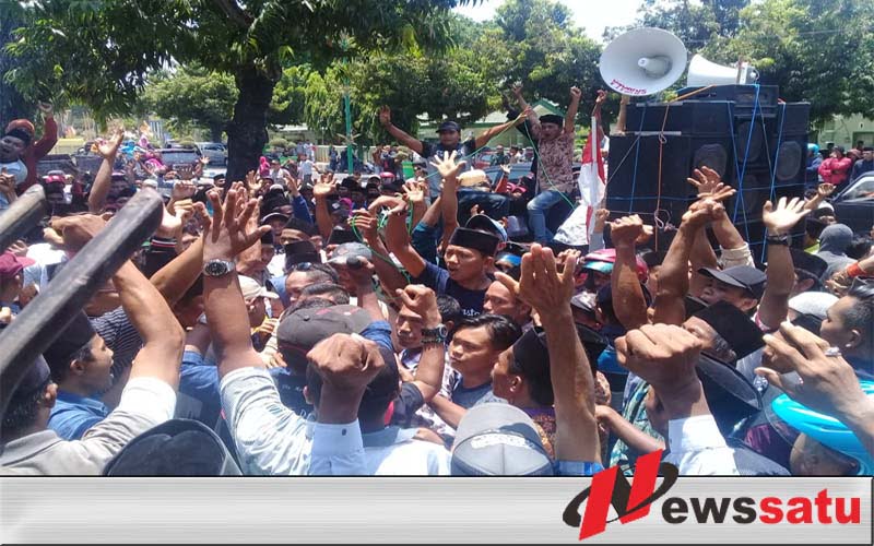 Tak Lolos Seleksi Cakades, Ratusan Warga Juruan Laok Geruduk Kantor DPRD Sumenep