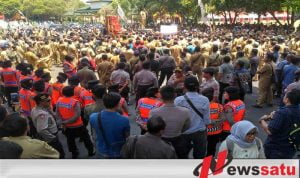 Tak Terima Pernyataan PLT BKD, Ratusan Kades Di Bondowoso Gelar Aksi Demo