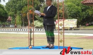 Upacara Pakai Sarung, Cara Pemkab OKI Support Santri