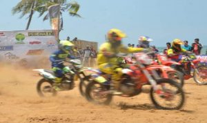 Ratusan Crosser Jajal Bukit Pasir Di Pantai Slopeng