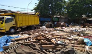 Penggusuran Lapak Pedagang Di Areal Bundaran Pasar Anom Menuai Protes