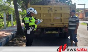Satlantas Bondowoso Menindak Truk Bermuatan Pasir Tanpa Penutup