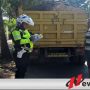 Satlantas Bondowoso Menindak  Truk Bermuatan Pasir Tanpa Penutup