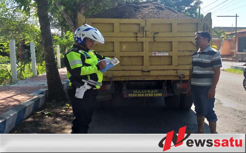 Satlantas Bondowoso Menindak  Truk Bermuatan Pasir Tanpa Penutup
