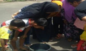 Pengin Lihat Gerhana Matahari, Warga Di Probolinggo Gunakan Alat Tradisional