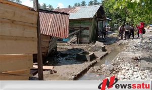Rumah Warga Di Teluk Bara Kabupaten Buru Dihantam Air Pasang Laut