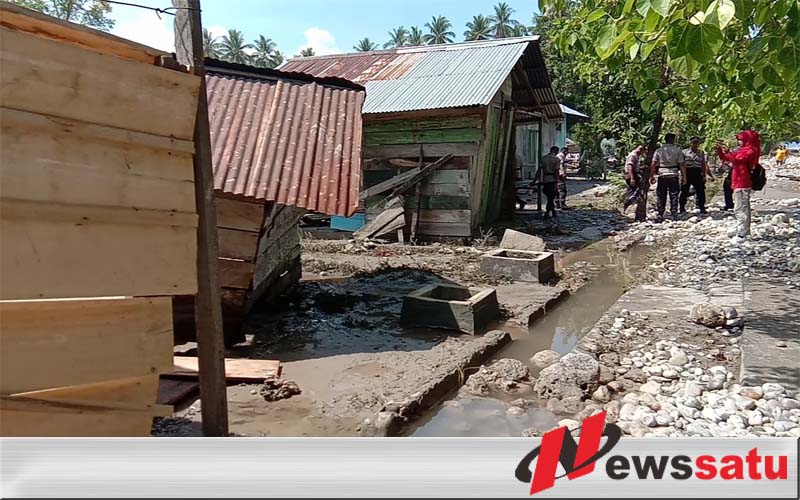 Rumah Warga Di Teluk Bara Kabupaten Buru Dihantam Air Pasang Laut