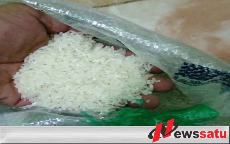 Warga Pinggir Papas Sumenep Merasa Puas Terima Beras BPNT