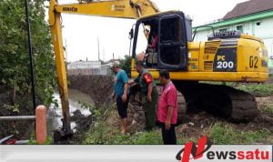 Babinsa Benowo Turun Tangan Antisipasi Hujan
