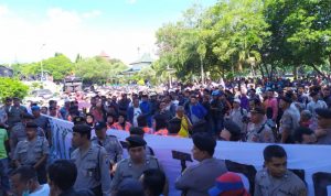 Ratusan Warga Bondowoso Demo Sekda Mundur Dari Jabatannya