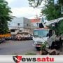Musim Hujan, BLH Kota Probolinggo Lakukan Pemangkasan Pohon Di Jalan Raya