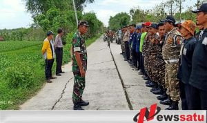 Warga Paciran Lamongan Lakukan Penghijauan Bersama TNI