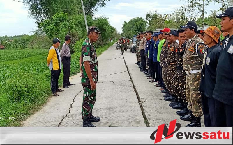 Warga Paciran Lamongan Lakukan Penghijauan Bersama TNI