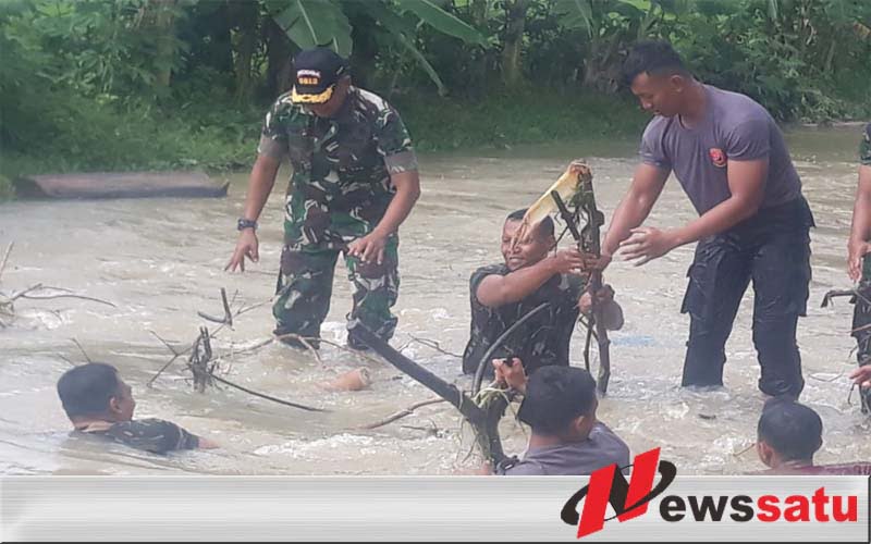 Aliran Terhambat, Dandim Lamongan Langsung Terjun Ke Sungai