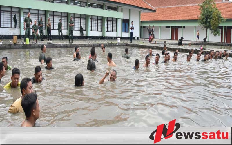 Anggota Korem Bhaskara Jaya Berebut Ikan Lele
