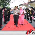 Kedatangan AKBP Erick Frendis Disambut Dengan Pedang Pora Di Polres Bondowoso