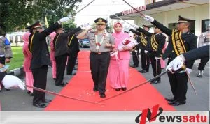 Kedatangan AKBP Erick Frendis Disambut Dengan Pedang Pora Di Polres Bondowoso