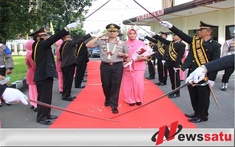 Kedatangan AKBP Erick Frendis Disambut Dengan Pedang Pora Di Polres Bondowoso