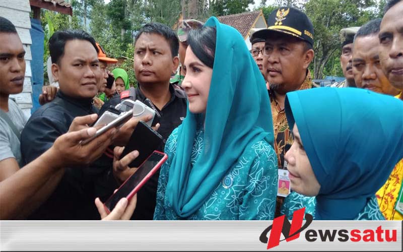 Ketua Tim Penggerak PKK Jatim Kunjungi Korban Banjir Bandang Di Bondowoso