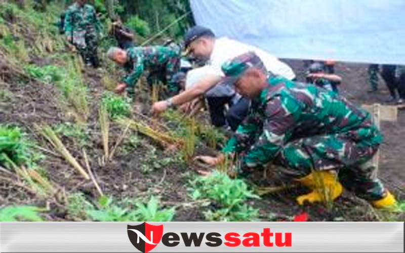 Kodim 0822 Gandeng Pemkab Tanam Ribuan Rumput Vetiver di Gunung Suket