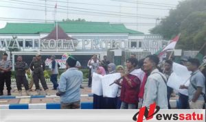 Mahasiswa Gelar Aksi Demo Di Kantor Pemkot Probolinggo