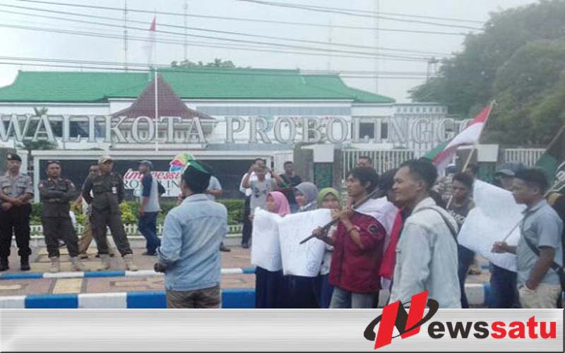 Mahasiswa Gelar Aksi Demo Di Kantor Pemkot Probolinggo