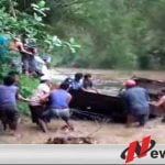 Mobil Ini Terseret Banjir Bandang Di Probolinggo
