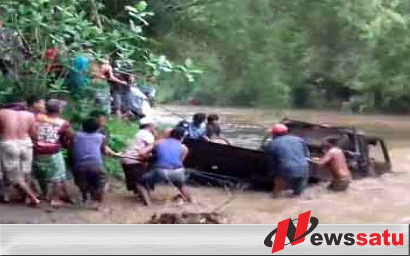 Mobil Ini Terseret Banjir Bandang Di Probolinggo