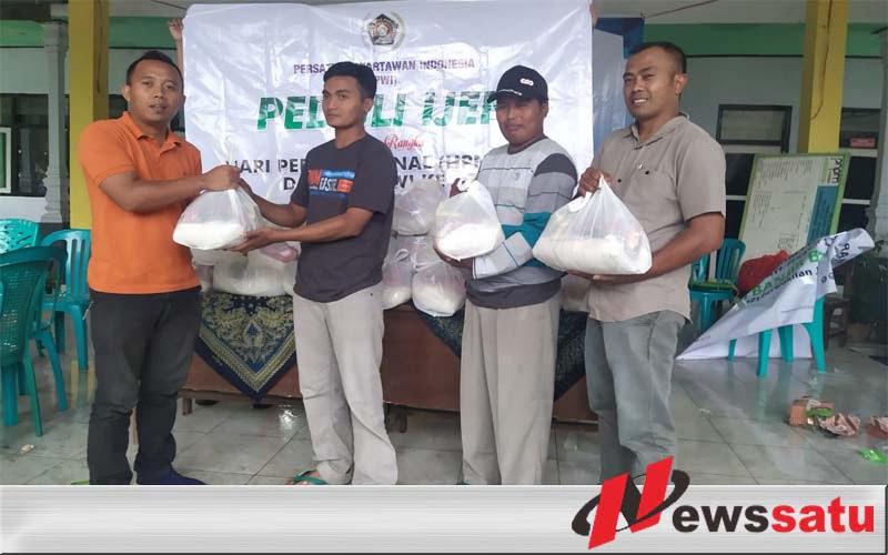 PWI Bondowoso Salurkan Puluhan Paket Sembako Ke Korban Banjir